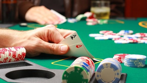Bật mí cách chơi poker 2 lá theo từng vòng cược