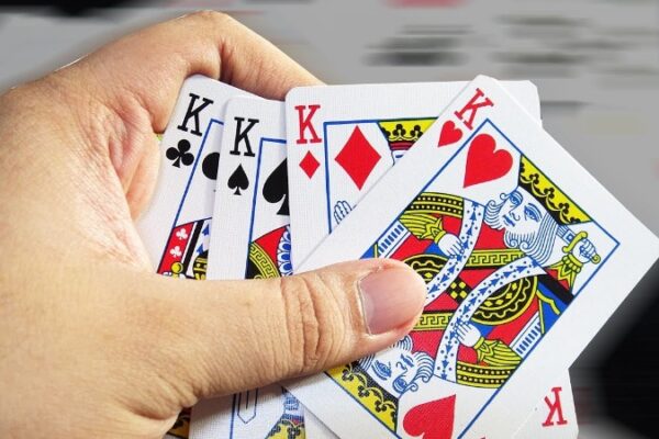 Tứ Quý Chặt Được Gì? Cách Né Bị Chặt Hai Cực Hay Từ Cao Thủ